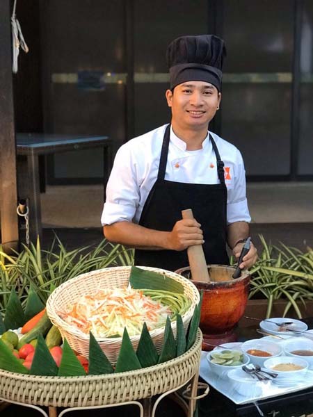 Club Unique Cook Preparing Traditional Thai Dishes For The Guests